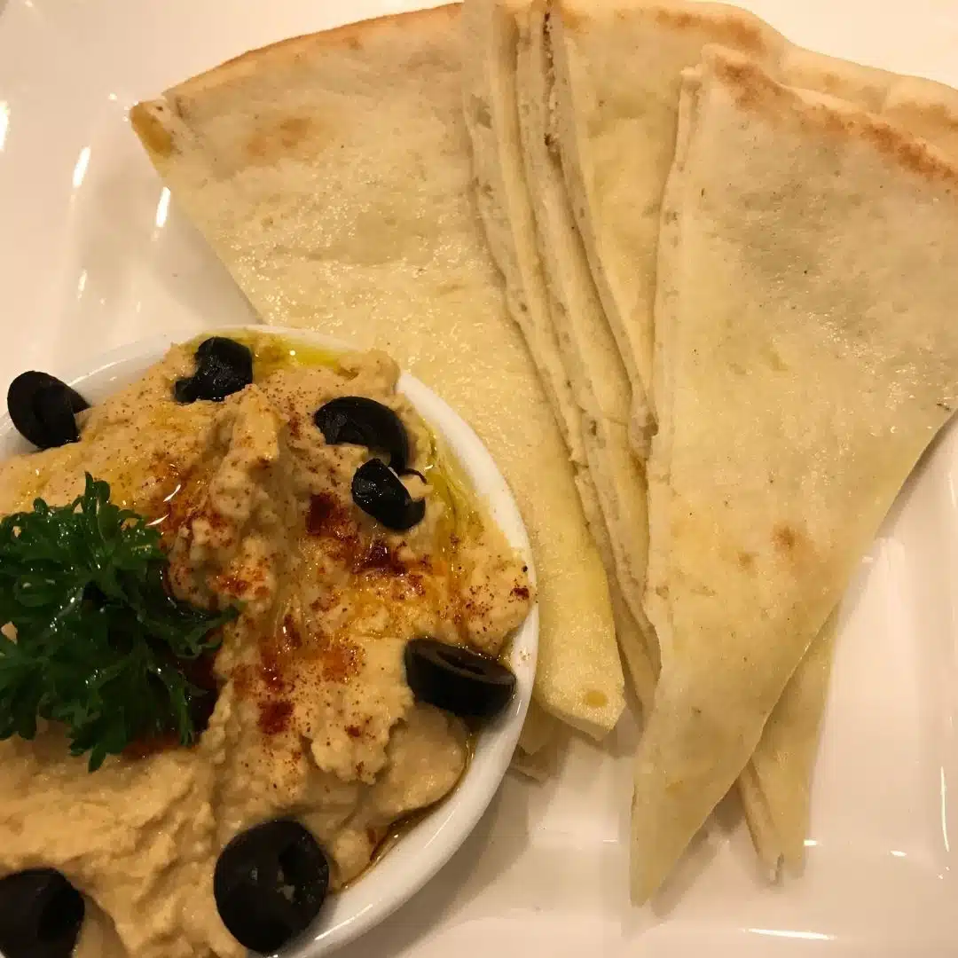 Healthy Snacks: 10 Best Low Calorie Snacks While Reading (Hummus and pita bread)