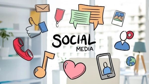 Books that Present Social Media Negative Effects on Youth In Front of Us