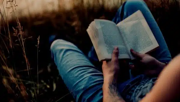 5 Things Every Book Lover Does | Things Bookworms Can Relate To