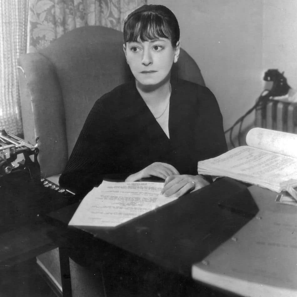 10 Most Famous Alcoholic Writers of All Time - Dorothy Parker