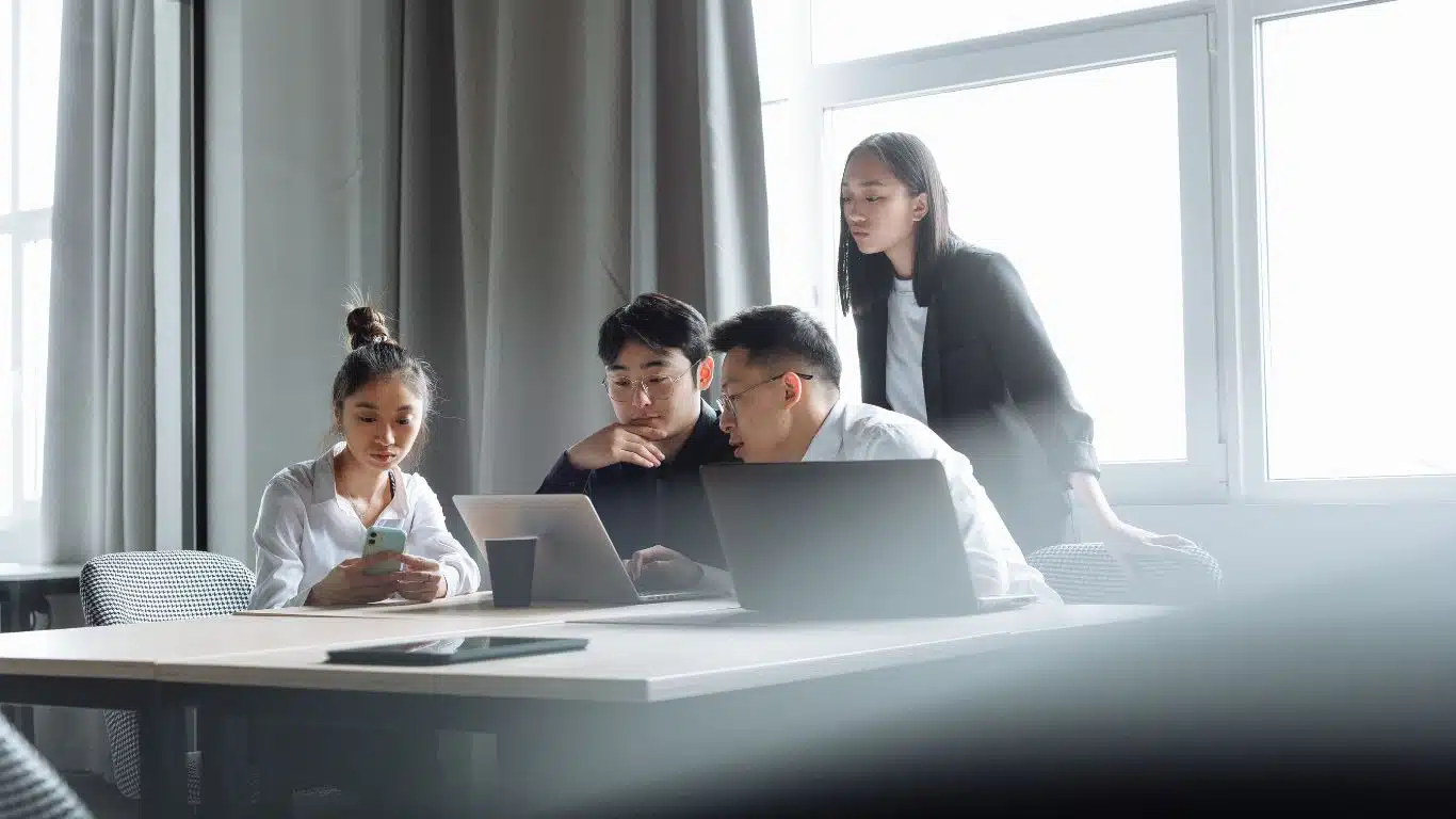 7 Ways To Handle A Dominant Team Member