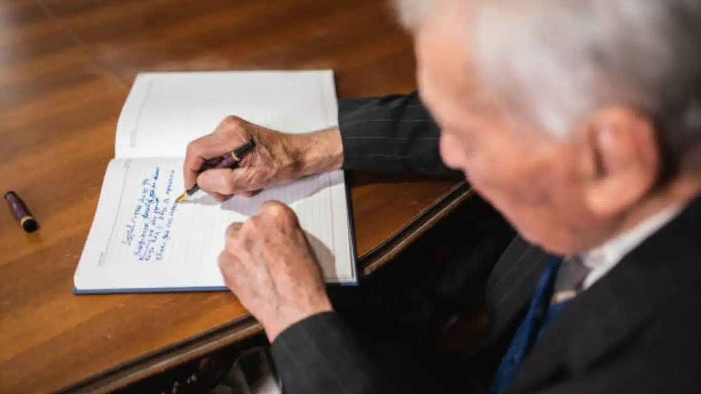 How To Make a Daily Journal Explained in 10 Easy Steps