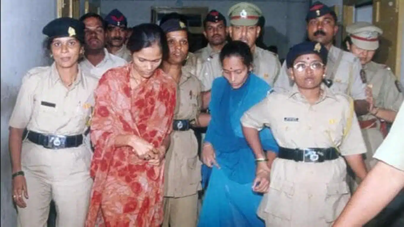 Renuka Shinde & Seema Gavit  -(1990-1996) kidnapped 13 children and killed 5 children