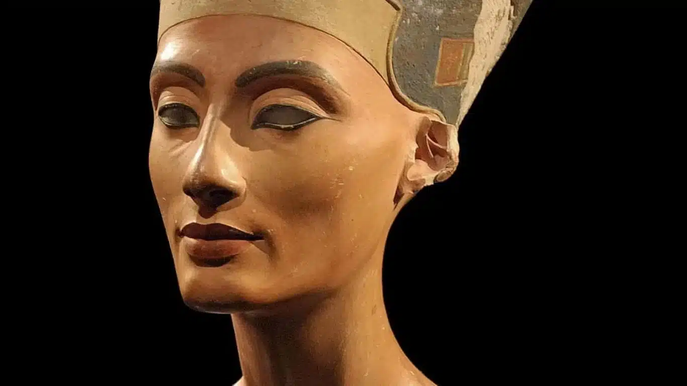 Uncovering the Mysteries of Pharaohs - Mystery of Nefertiti