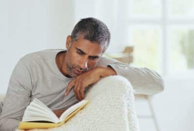 Los beneficios de leer novelas románticas para hombres