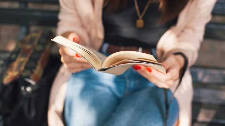 Why Smart People Read Books: The Link Between Reading and Intelligence