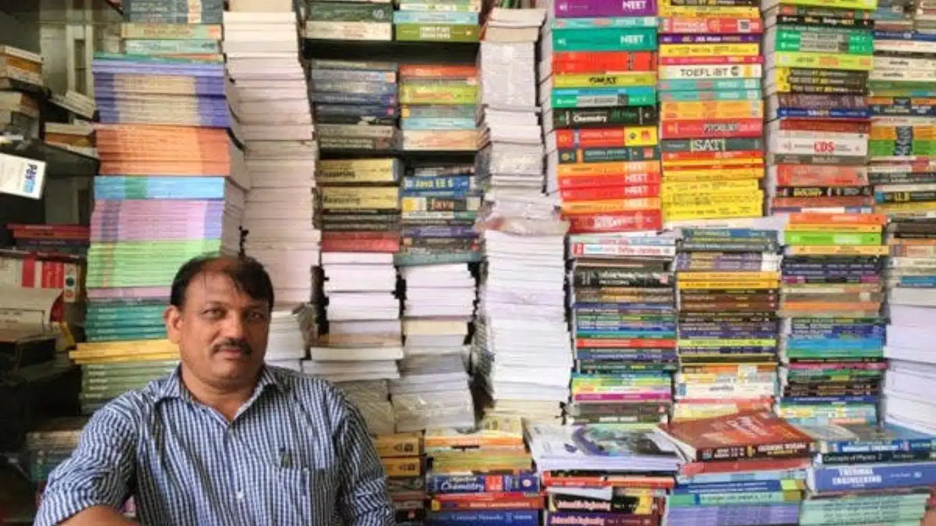 The Benefits of Shopping at Second-Hand Book Markets - Supporting Local Businesses and communities