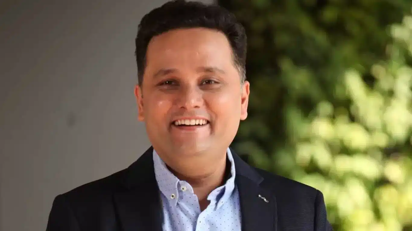 5 Overrated Writers of India Whose Books are Not Good Enough - Amish Tripathi