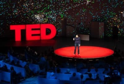 शीर्ष 10 सबसे प्रेरणादायक टेड टॉक्स जिन्हें आपको देखना चाहिए