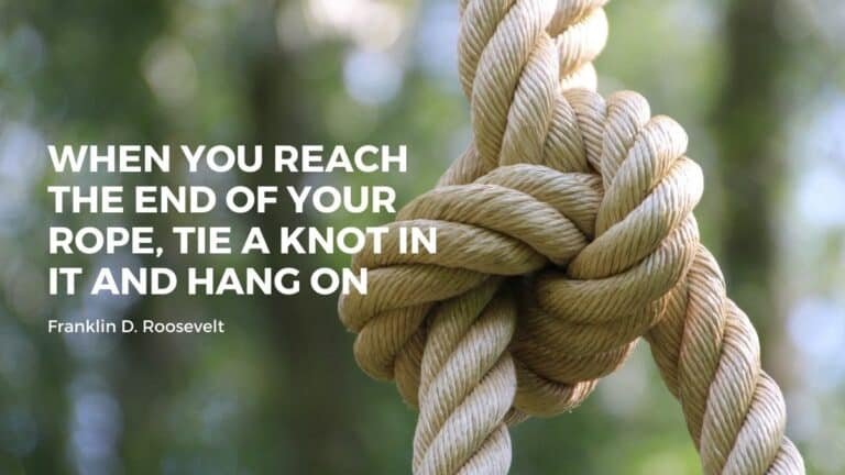 当你到达绳子的尽头时，在上面打一个结并抓住——富兰克林·D·罗斯福
