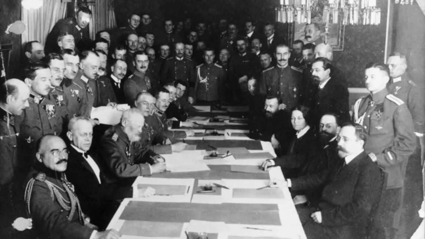 Major Historical Events on December 15 - Today in History - 1917 - WWI Armistice Between Russia and Central Powers