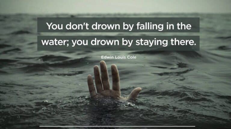 掉进水里你不会被淹死；你呆在那里就会被淹死