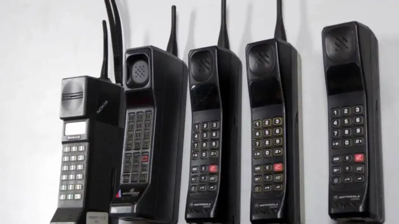 Evolution of Smartphones: From Brick to Pocket Powerhouse - The Dawn of Mobile Communication