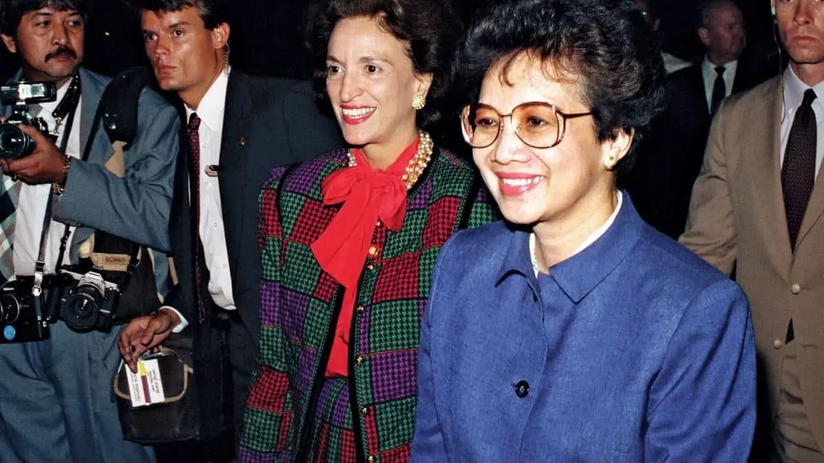 1986 - Aquino Becomes President