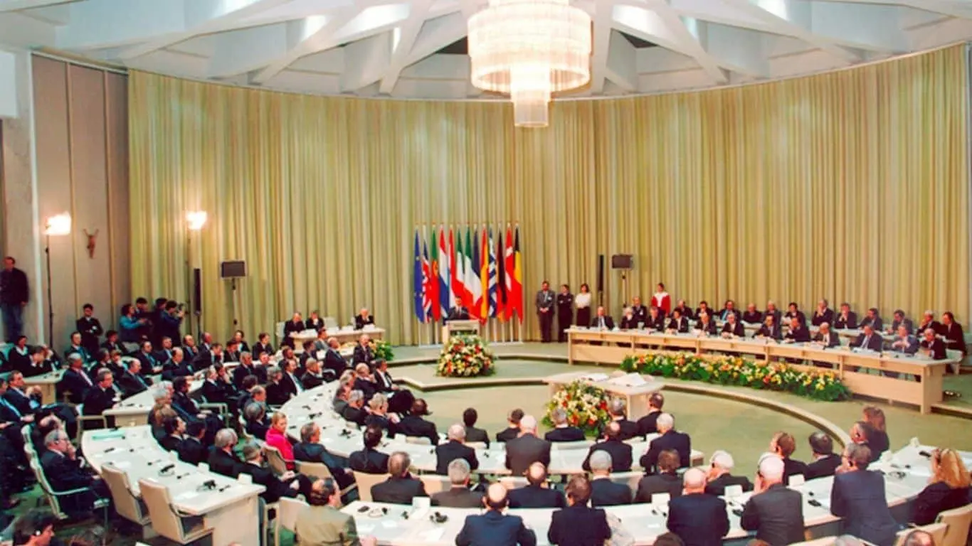 Major Historical Events on February 7 - Today in History - 1992: Signing of the Maastricht Treaty