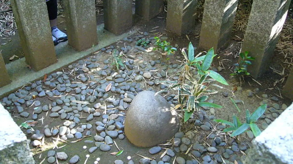 10 Most powerful weapons in Japanese mythology - Kaname-ishi (Central Pillar Stone)