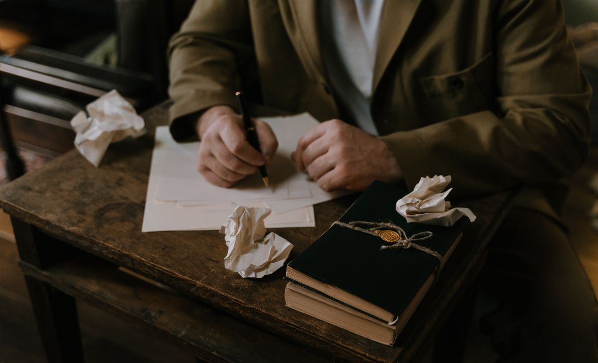 When writing a novel, is it better to write in short or long sentences