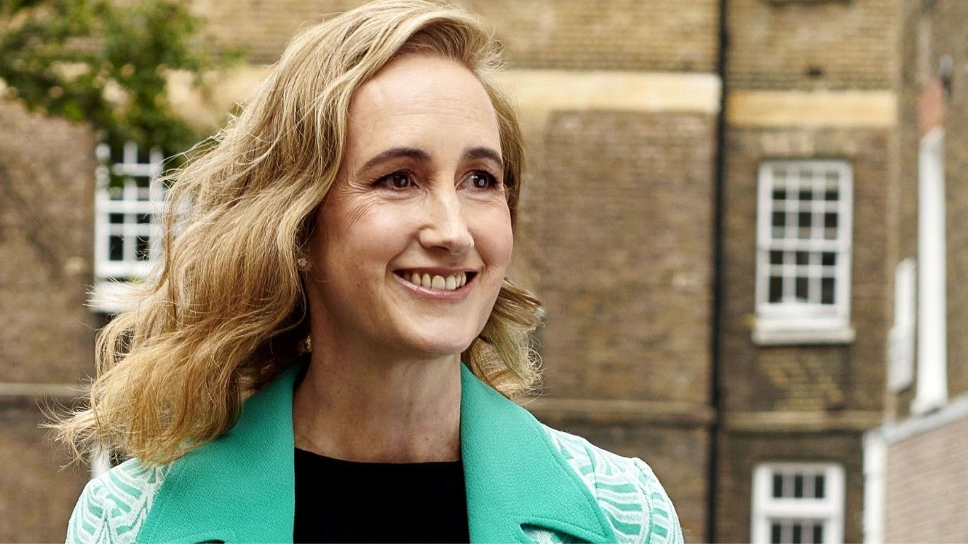 Sophie Kinsella Dies at 55; Beloved ‘Shopaholic’ Author Leaves a Timeless Literary Legacy (2)
